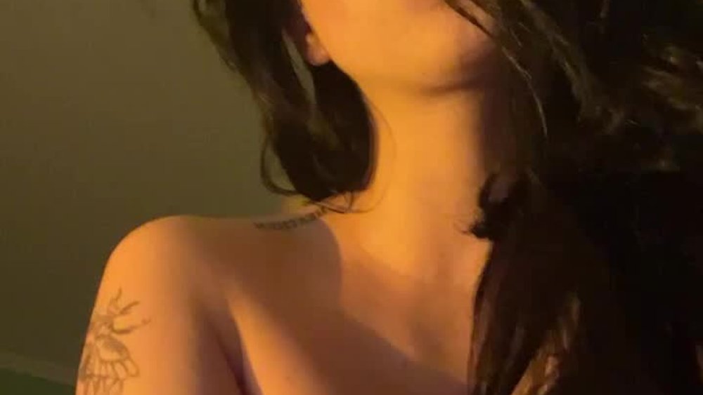 Sexy Amanda Welp shwoing her big tits leaked clip